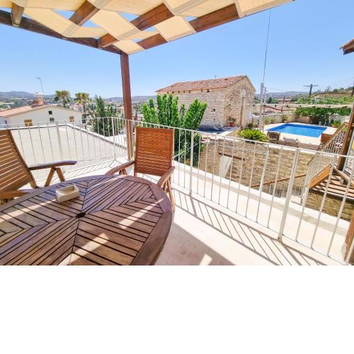 Village Charm with Pool Apartment at Skarinou