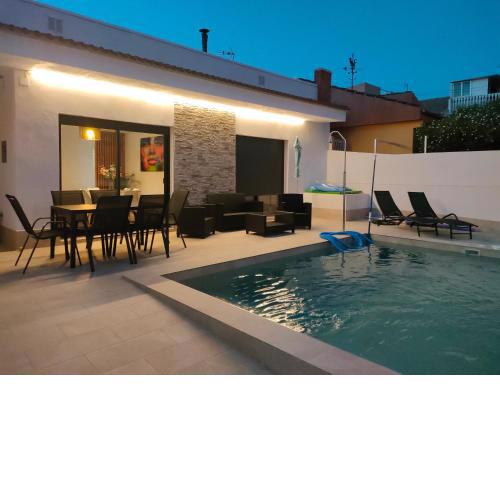 Villamolinos, villa con piscina privada.