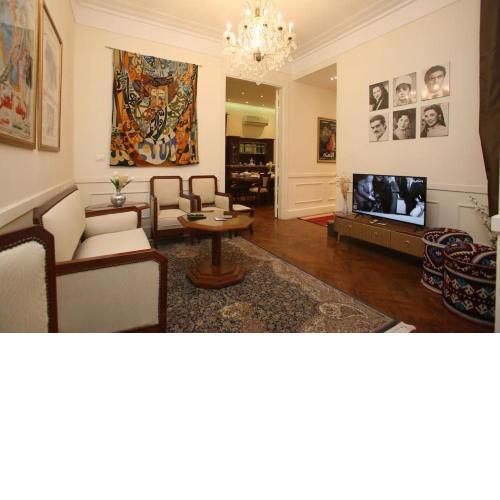 Vintage 2BR Apt in Downtown - Royal 69