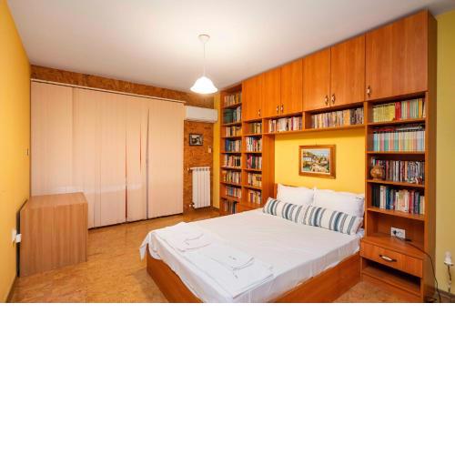 Vintage and Cozy 2BD Apartment in Prime Location