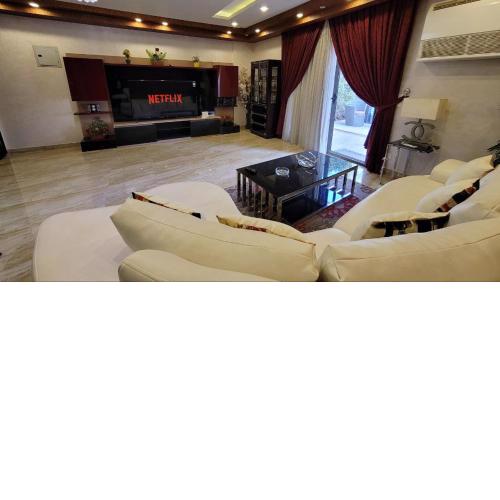 Vintage Luxury Apartment with Private Garden - New Cairo