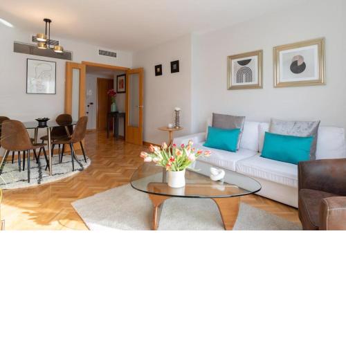 Vivienda con zona de trabajo, piscina y parking