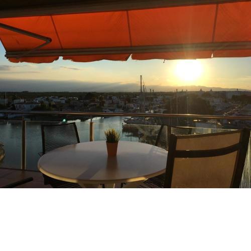 Vue Panoramique sur la Mediterrannée, appartement sur canal & proche plage