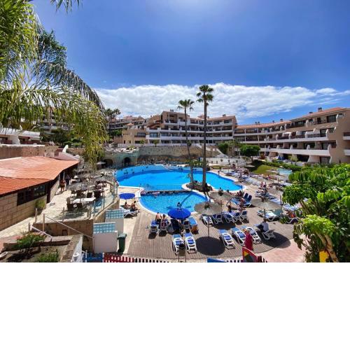 Walk to Golf heated pool Apartment