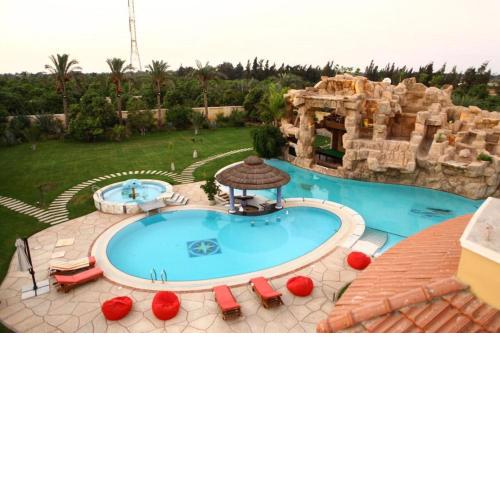 Waterfall Zoo Lodge Deluxe Suite 1