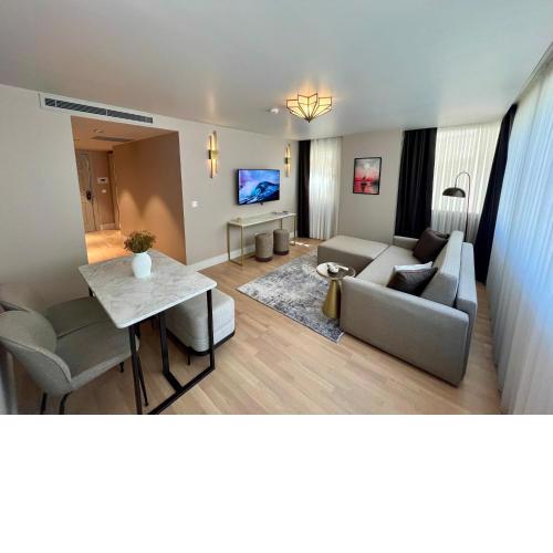 Weingart Suites Hotel