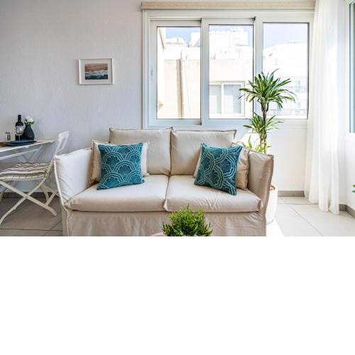 Whispering Palms 1-BR Apt By Finikoudes Beach