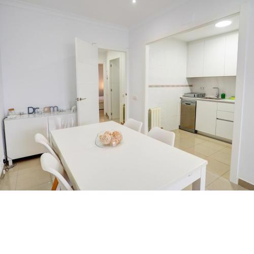 White Center Apartment by Hello Homes Sitges