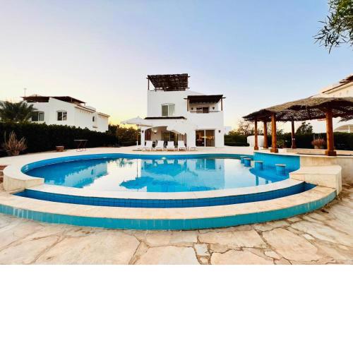 white villa 4 bedroom elgouna heated pool