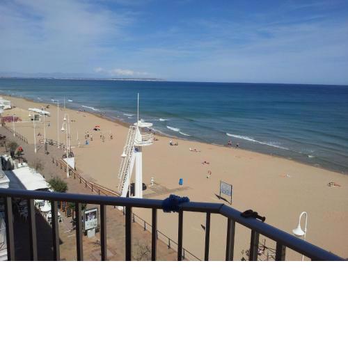 Wohnung mit großer Terrasse mit Blick auf den Strand in der ersten Reihe