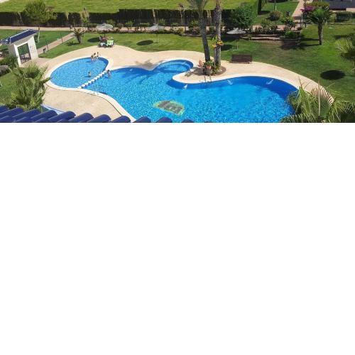 Wunderschöne Ferienwohnung mit WLan und großer sonniger Terrasse sowie Gemeinschaftspool, Garten und Kinderspielplatz