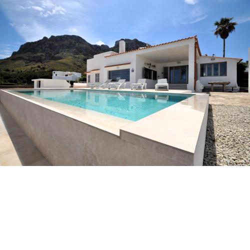 XOROI- Villa primera linea mar con vistas a Bahía Alcudia