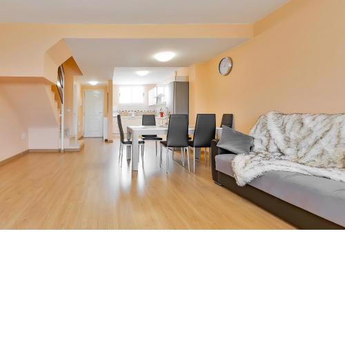 YELLOW 3 bedroom large apartment for 10 guests