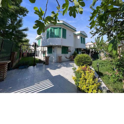 Yeşil Panjurlu Bahçeli Villa