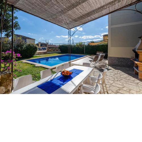 YourHouse Can Bombarda for groups up to 10 guests, perfect for cycling