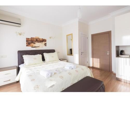 Zendy Suite Hotel
